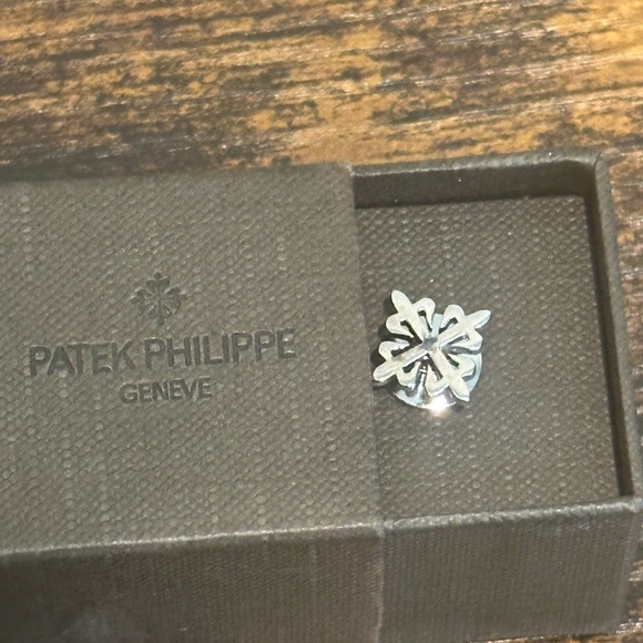 Patek Philippe Calatrava Cross Lapel Pin - Picture 4 of 4